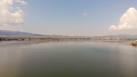 Kayakista-Solitario-Disfrutando-De-Las-Aguas-Cristalinas-De-Un-Lago-Mexicano-Con-Un-Paisaje-Majestuoso-En-Un-Día-De-Verano