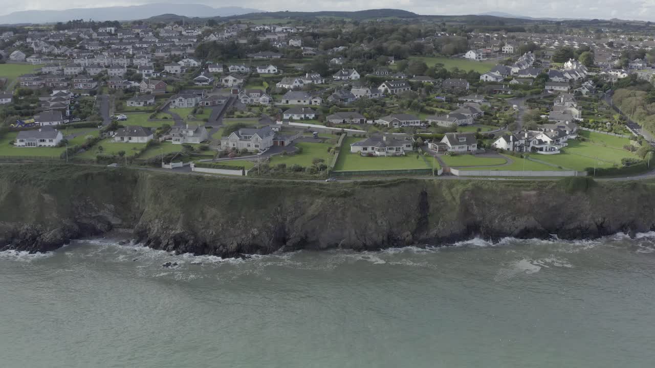 vuelo aéreo: acantilados rocosos junto al mar en tramore, irlanda del sur
