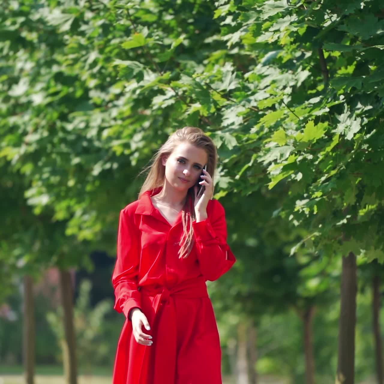 야외에서 스마트폰을 사용하는 여성