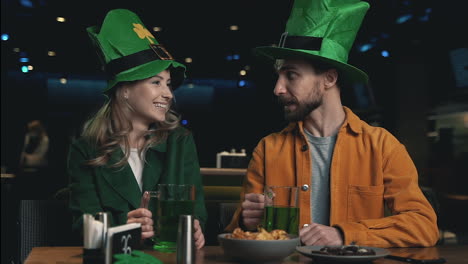 Freunde-Feiern-St.-Patrick&#39;s-Day-In-Einer-Kneipe-2