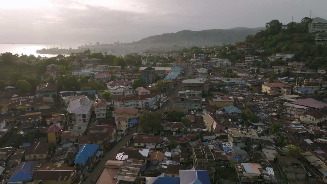 sobrevuelo aéreo rápido del centro de freetown, sierra leona durante el amanecer con tráfico matutino