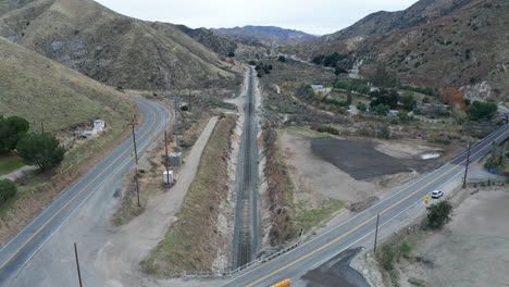descendiendo sobre vías de tren vacías en soledad, california