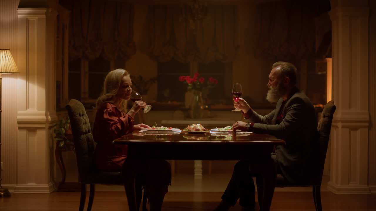 고령 부부가 집에서 저녁을 먹고 있습니다.