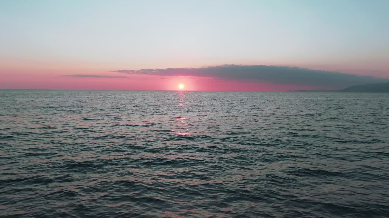 바다 위의 분홍색 일몰