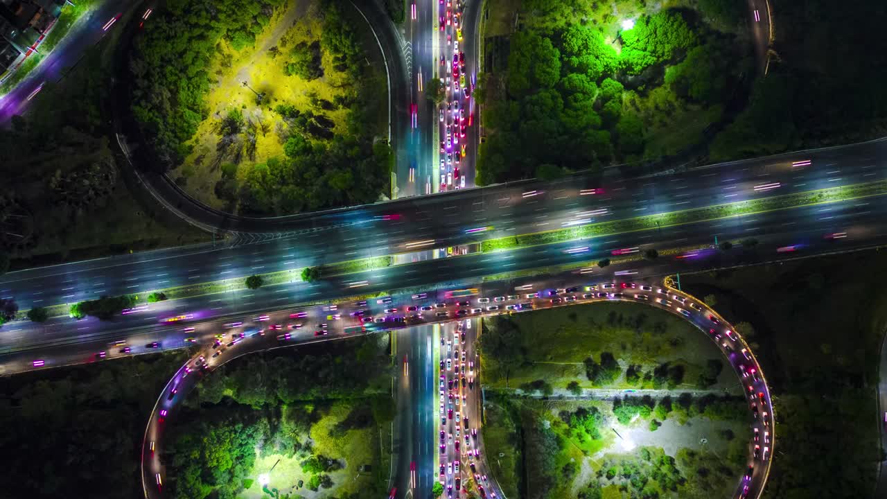 hiperlapso de carretera durante la noche con tráfico pesado