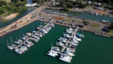 Barcos-Y-Yates-Atracados-En-El-Puerto-Deportivo-De-La-Costa-Norte-De-Oahu.