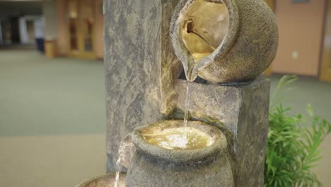 Toma-En-órbita-De-La-Fuente-De-Agua-Del-Cuenco-Infinito-Al-Aire-Libre-Con-Luces-Y-Reflejos