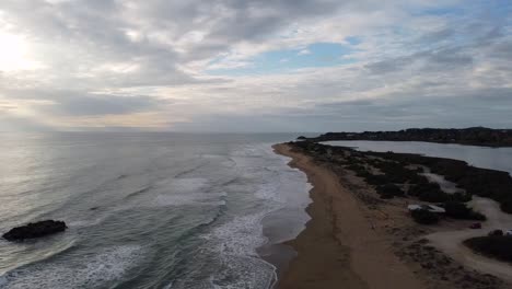 Ruhigerer-Luftdrohnenflug-Stabiler-Stativdrohnenschuss-Eines-Einsamen-Leeren-Schiffbrüchigen-Mystischen-Strandes-Bei-Sonnenuntergang