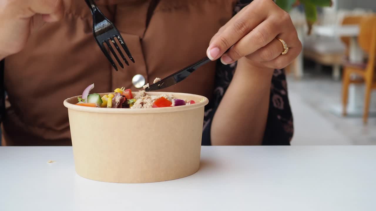 persona comiendo una ensalada