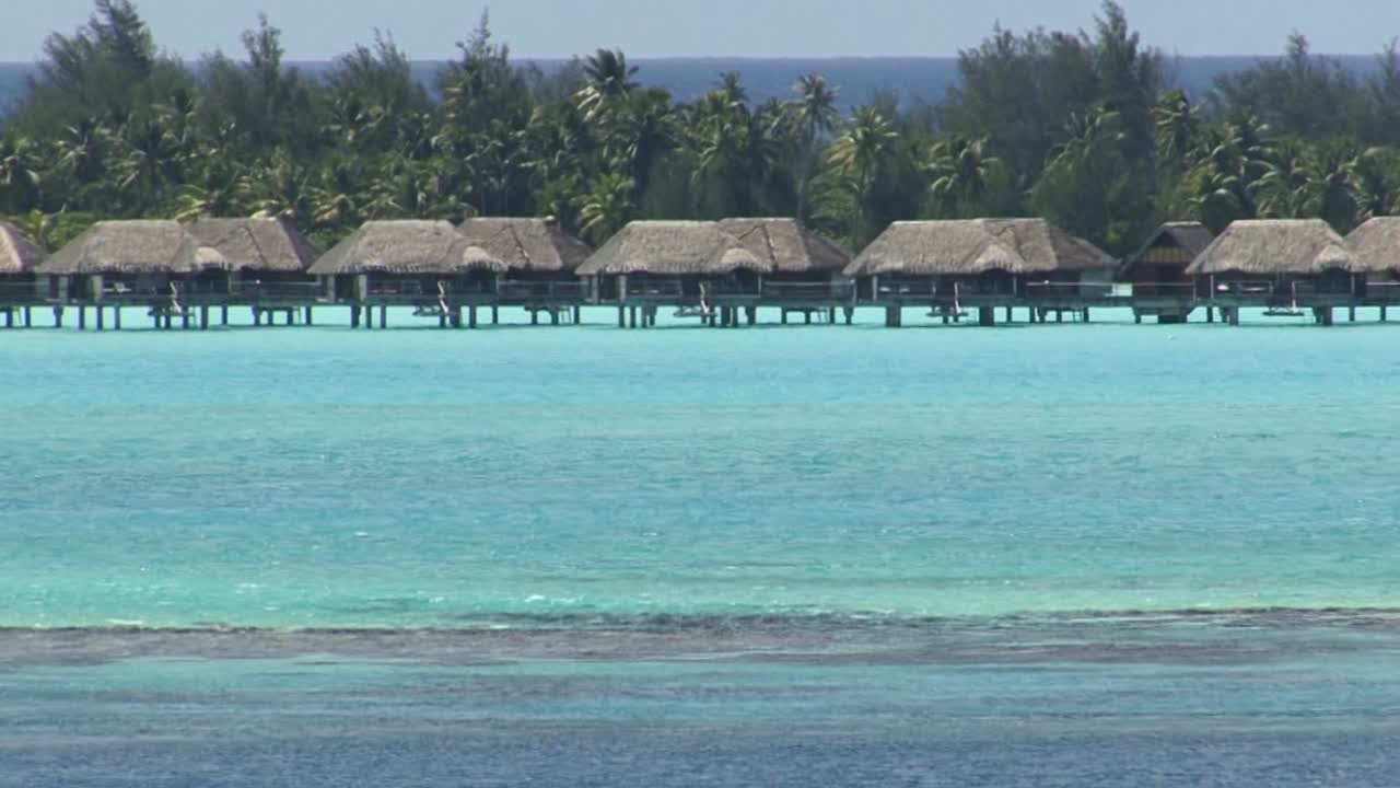 bungalows sobre el agua en bora bora, polinesia francesa