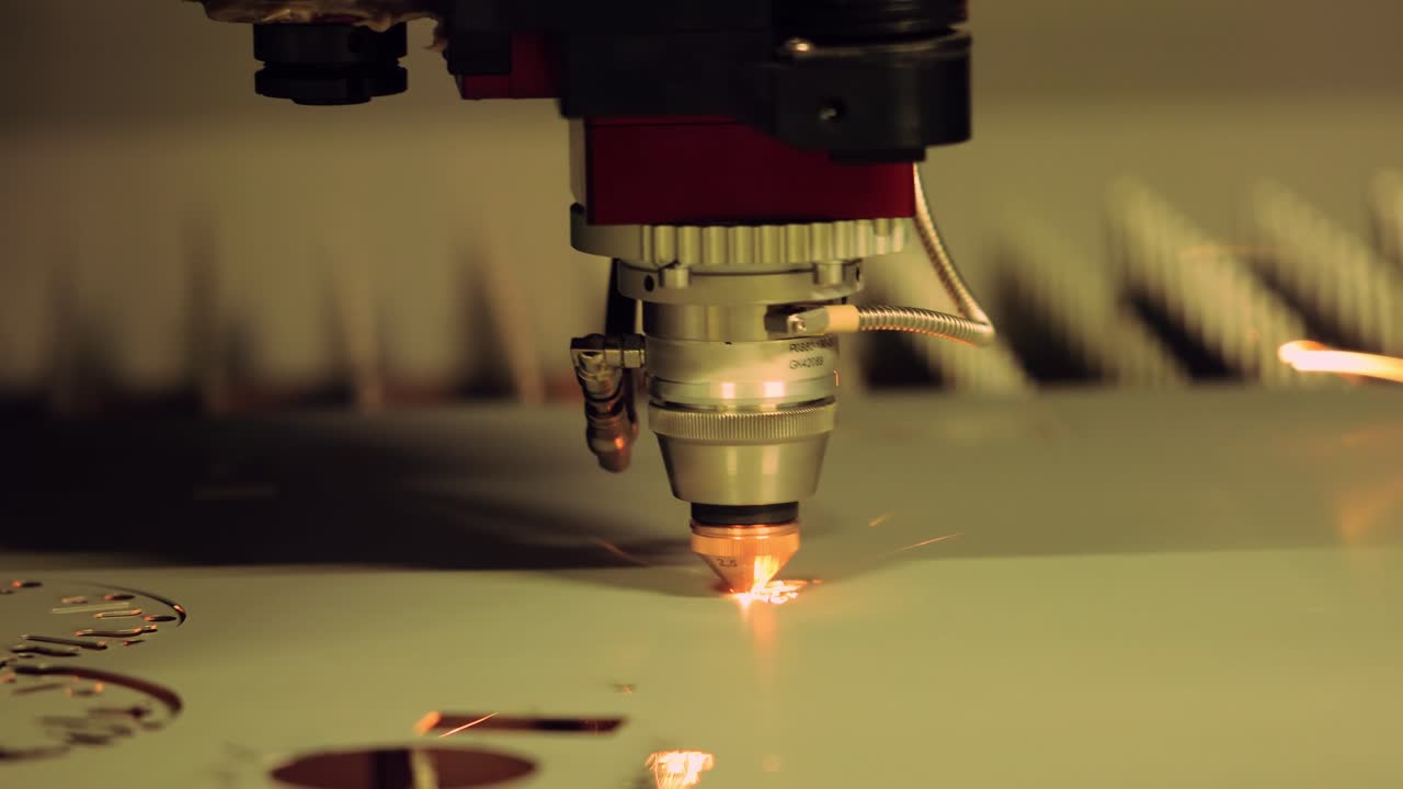 CNC Laser metallinleikkaus, moderni teollisuustekniikka.
