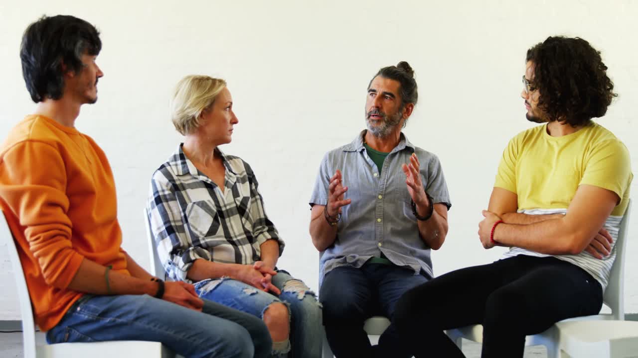 artistas interactuando entre sí 4k