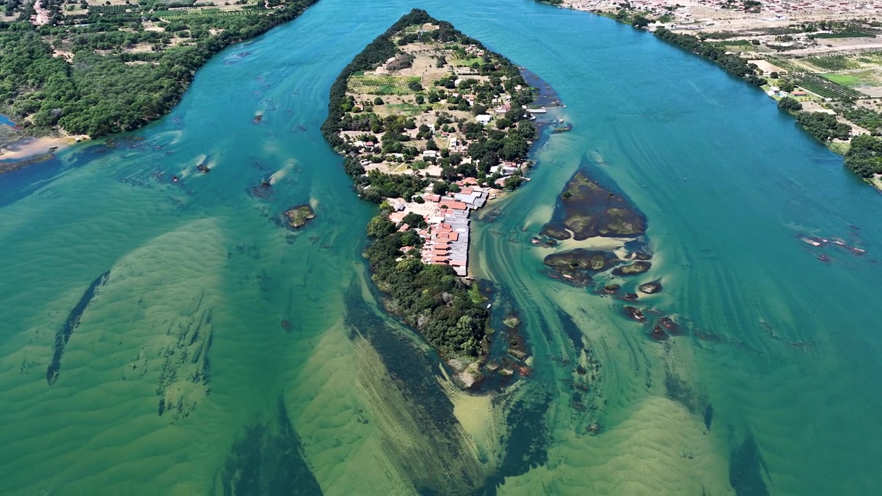 Brezilya'nın Pernambuco eyaletindeki Petrolina'da Sao Francisco Nehri. Doğa Manzarası. Rodeadouro ve Massangano Adası. Kuzeydoğu Nehir Silüeti. Petrolina, Pernambuco'daki Sao Francisco Nehri. Nehir Kenarı Bitki Örtüsü