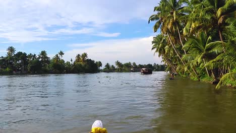 Meerrückstau-Mit-Vielen-Traditionellen-Hausbooten-Und-Erstaunlichem-Himmel-Am-Morgen-Video-Aufgenommen-In-Alappuzha-Oder-Alleppey-Rückstau-Kerala-Indien