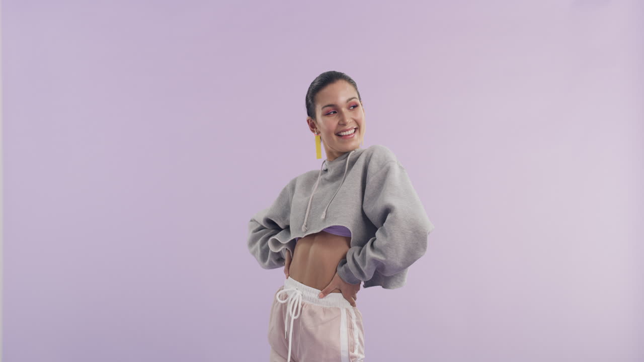 mujer con sudadera cortada y pantalones cortos