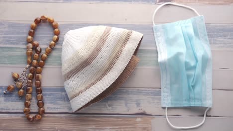 gorra de oración, cuentas de oración y máscara facial
