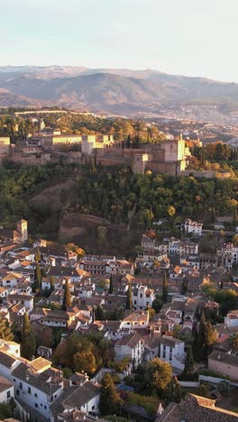 gran vista del atardecer de la fortaleza árabe de la alhambra en granada