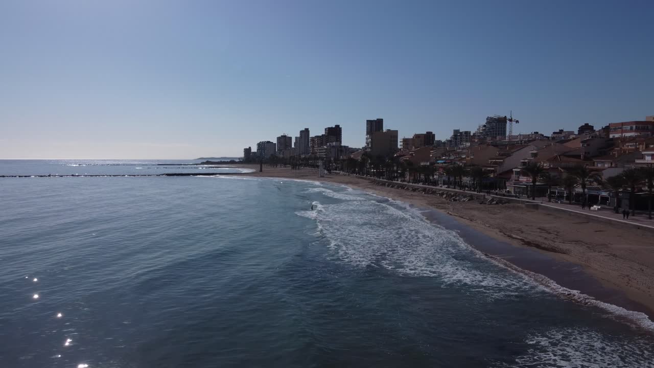 Vista aérea de la playa de El Campello, España. Silueta de una persona bañándose