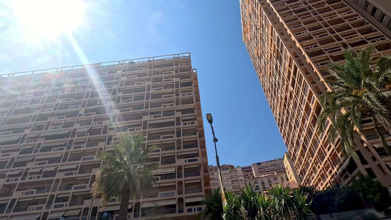 Edifício alto sob céu azul claro