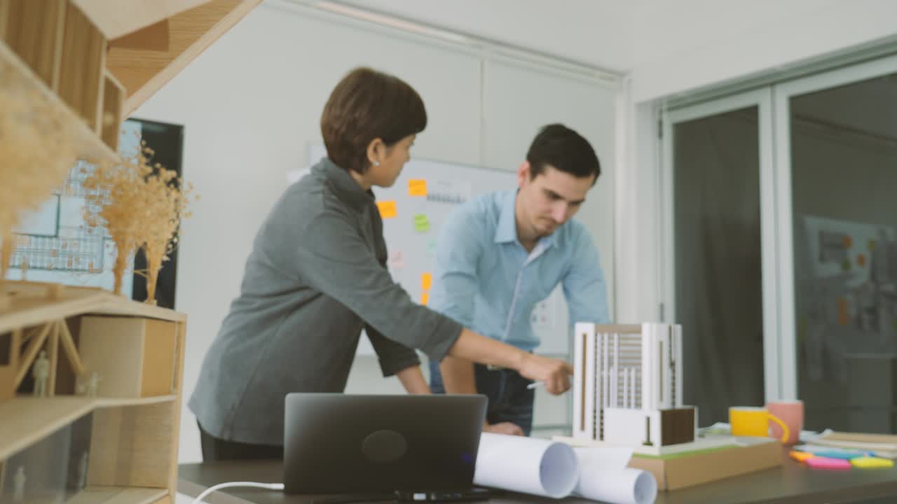 equipo de arquitectos creativos que trabajan juntos en un estudio de arquitectos