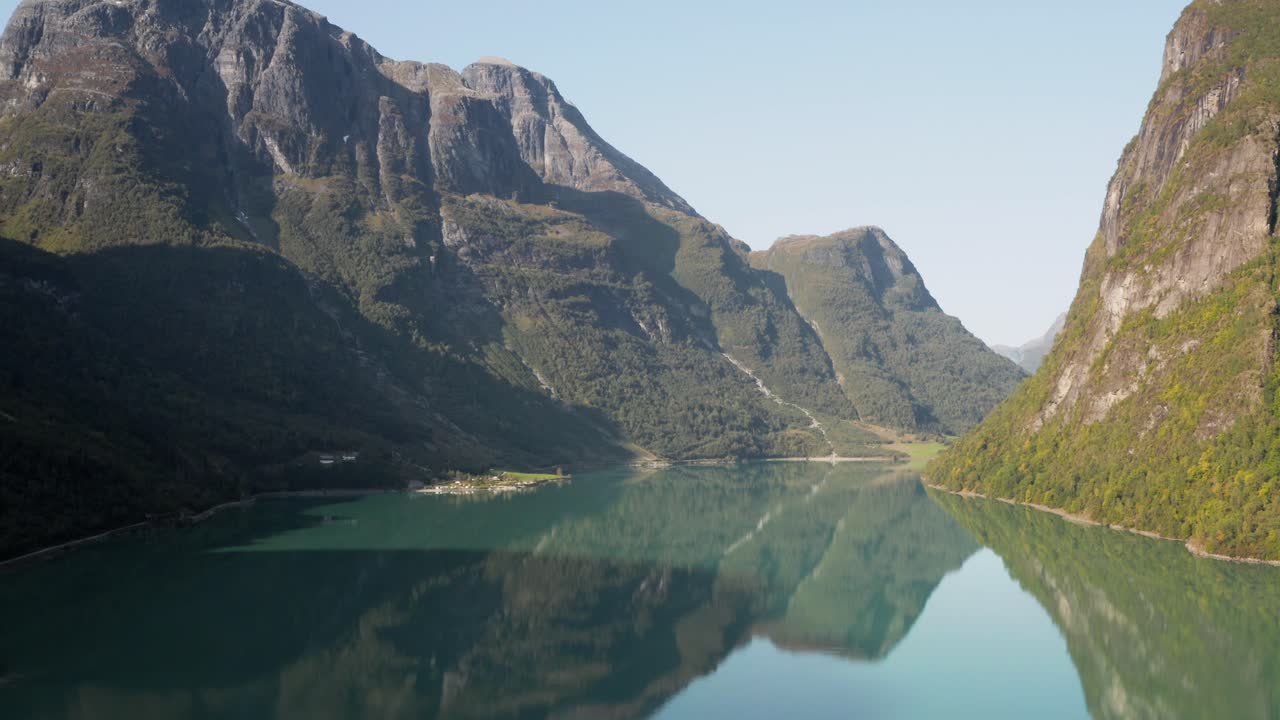 여름 태양 아래 빙하 호수