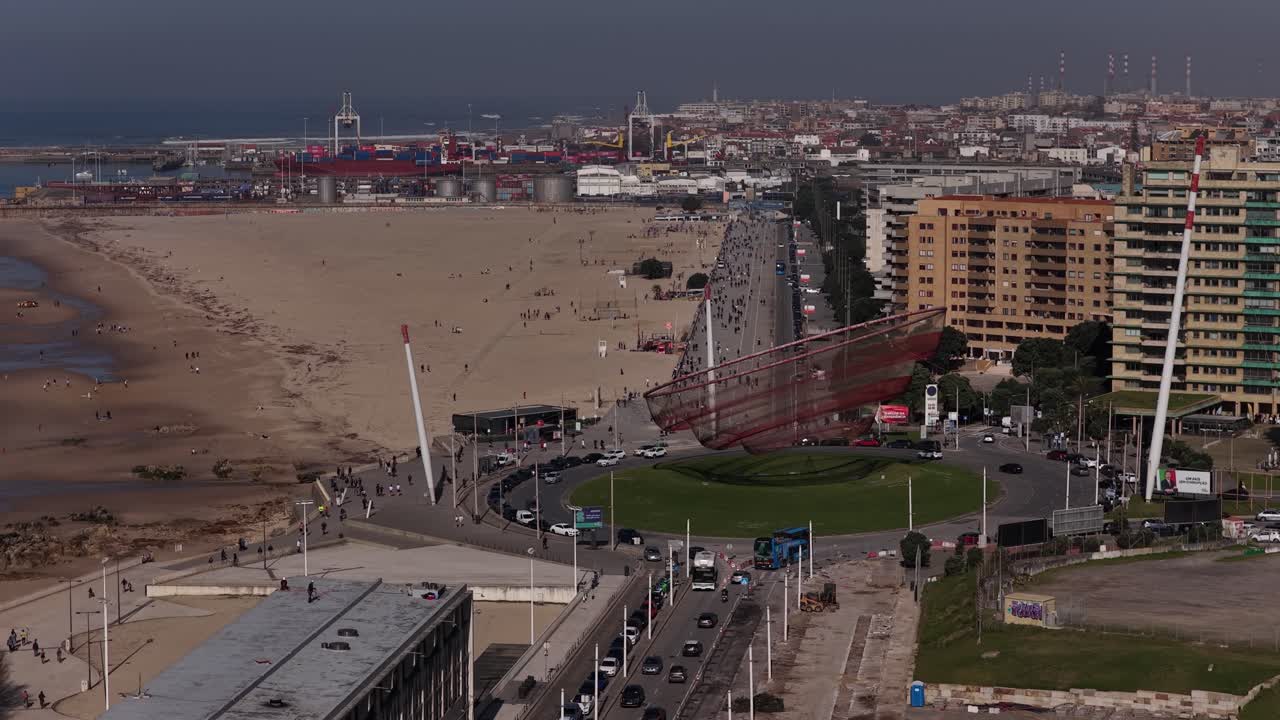 Kystlinjen i Porto en søndag morgen med mange mennesker som spaserer langs stranden på en solrik morgen.