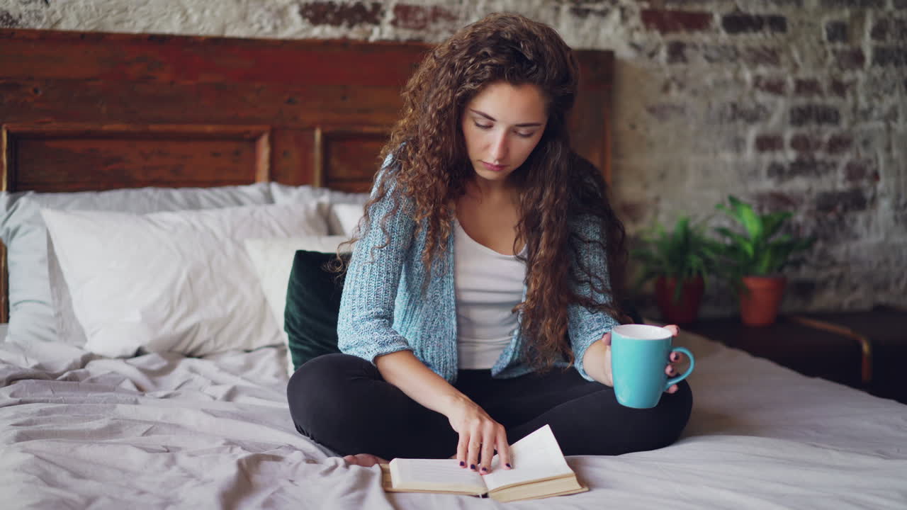 mujer leyendo en la cama