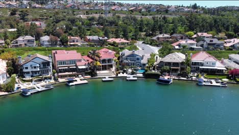 Sobrevuelo-Aéreo-De-Casas-En-El-Lago-Comunitario-Mission-Viejo