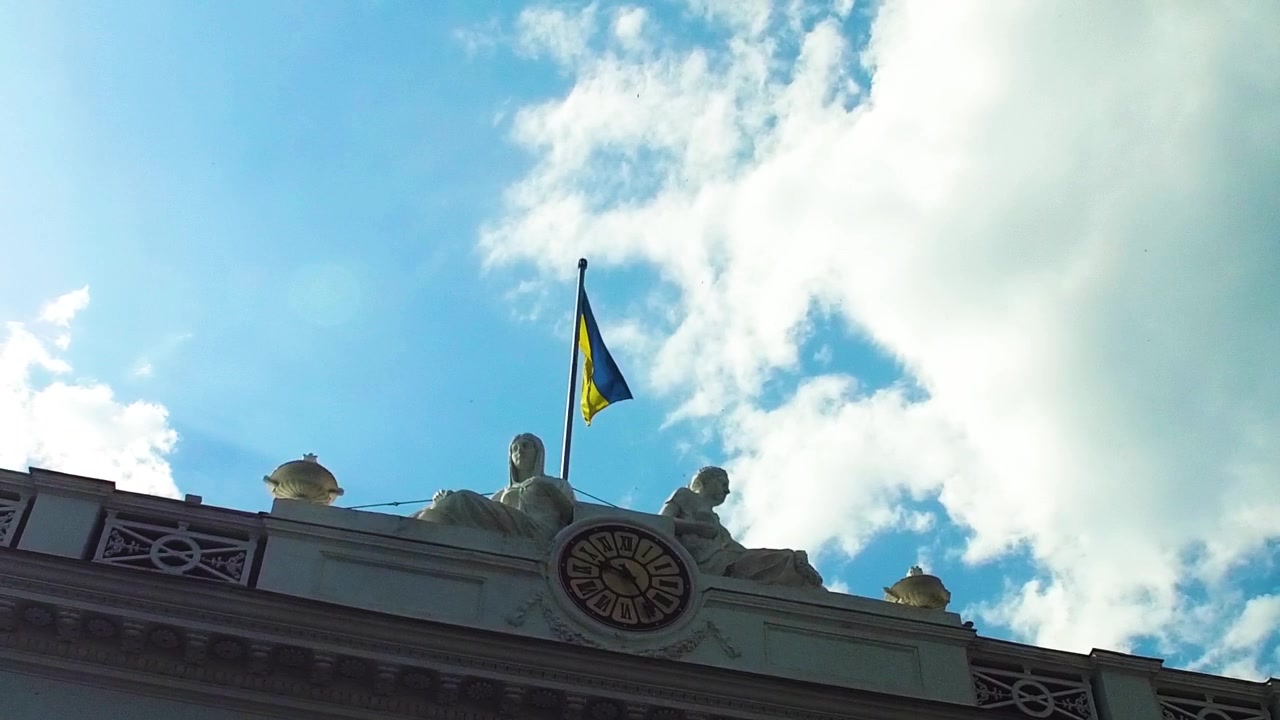 Bandiera nazionale dell'Ucraina che sventola in cima all'edificio del Municipio di Odessa in una giornata di sole