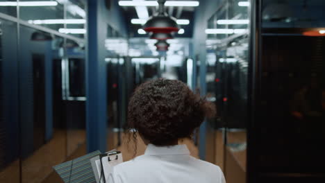 mujer afro caminando en una reunión en el pasillo. mujer de negocios caminando en la oficina.
