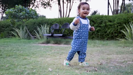 Lindo-Niño-Tratando-De-Caminar-En-El-Parque-De-Hierba-Verde-Desde-Diferentes-ángulos