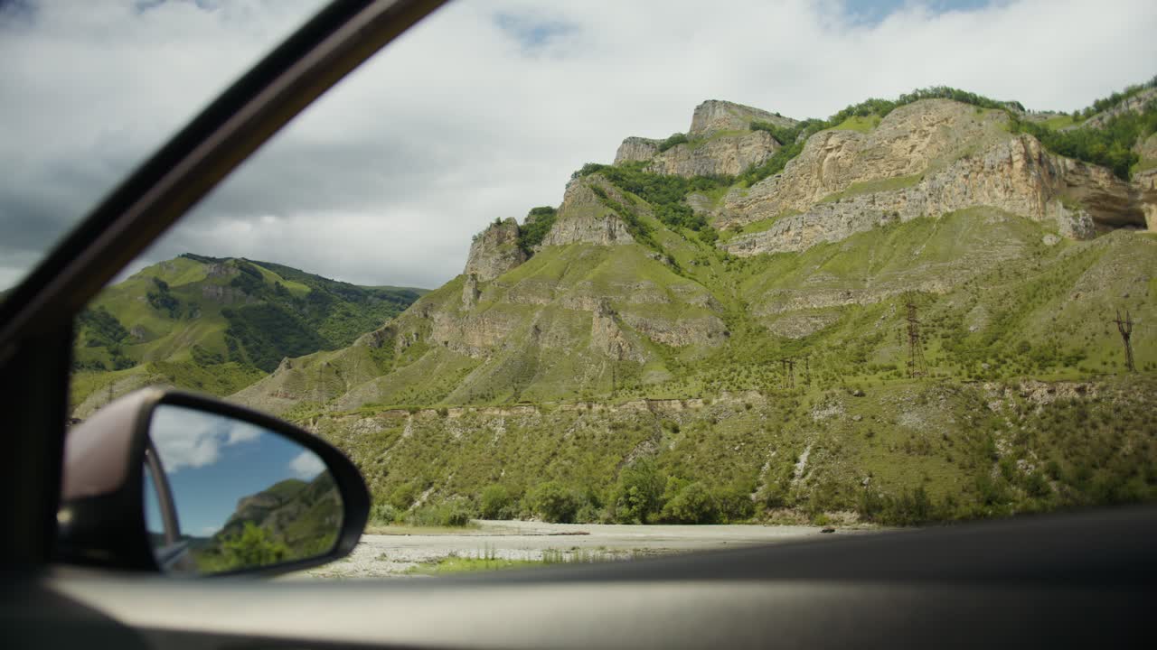 자동차 창문 에서 산악 풍경 을 볼 수 있다