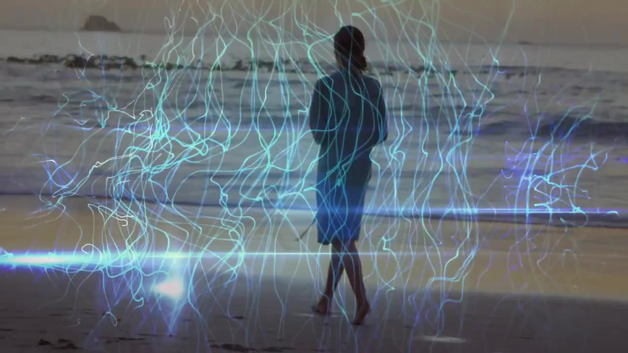 Pisando na areia molhada, mulher caminhando na praia ao anoitecer, fitas azuis ondulando, foco de marketing se formando.