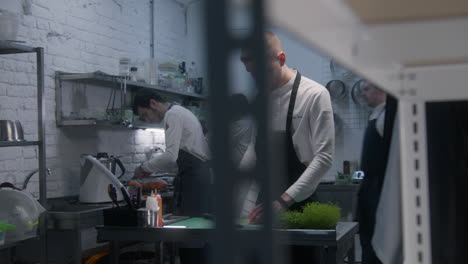 cocineros profesionales preparando comida en la cocina de un restaurante