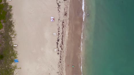 vista aérea superior de la playa de arena en la costa de florida