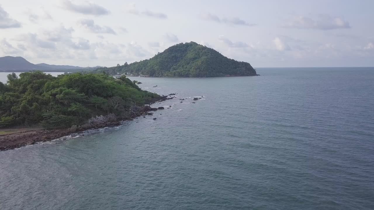 hermosa vista del paisaje de las islas tropicales deshabitadas en el horizonte en tailandia, provincia de chantaburi