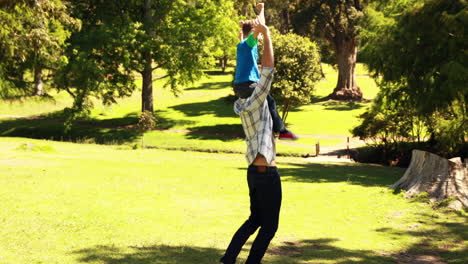 Padre-E-Hijo-Jugando-En-Un-Parque