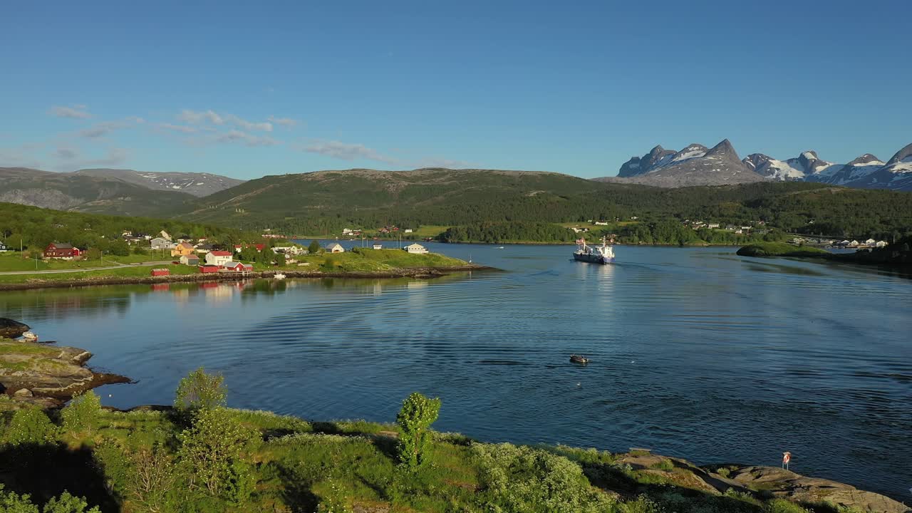 hermosa naturaleza de noruega paisaje natural. remolinos de la vorágine de saltstraumen, nordland, noruega