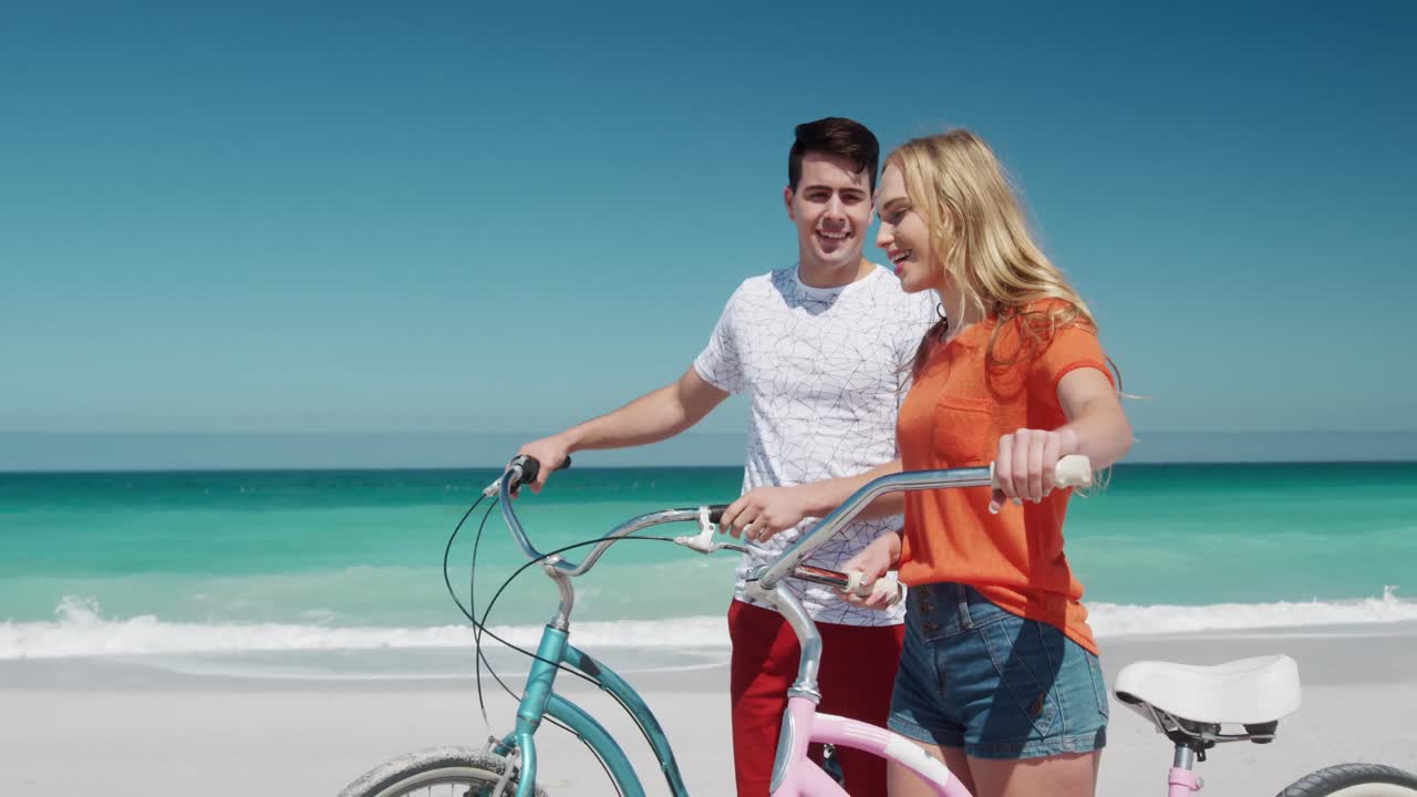 사랑 에 빠진 부부 가 함께 해변 에서 자유로운 시간 을 즐기고 있다