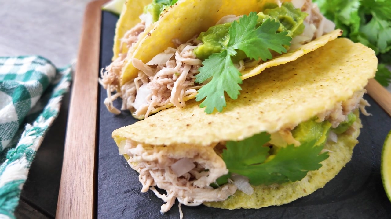 Carnitas tacos med guacamole, koriander, løg og lime