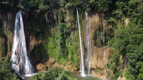 una toma aérea rotacional de drones de 4k de una de las enormes cascadas de la cascada thi lo su, ubicada fuera de los caminos trillados, en lo profundo del paraíso selvático del norte de tailandia en el área de umphang en el mar asiático