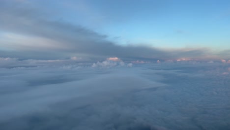 Cockpitansicht-Aus-Der-Luft,-Pilotenperspektive,-Von-Einem-Jet-Während-Der-Kreuzfahrt-Bei-Sonnenuntergang,-Mit-Schönen-Dramatischen-Wolken,-Wie-Ein-Traum