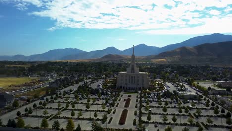 vista aérea de la iglesia de jesucristo del templo de los santos de los últimos días en payson, ut en una hermosa mañana clara de septiembre