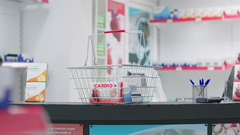 mostrador de caja vacío de la farmacia con cajas de medicamentos