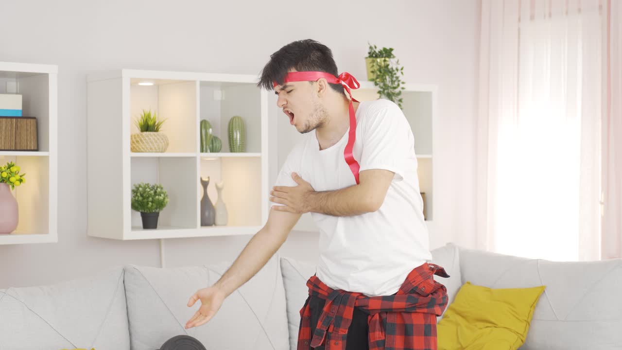 재 ⁇ 는 남자는 집에서 스포츠를 하면서 근육을 다친다.