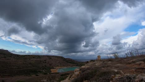 dramáticas grandes nubes oscuras sobre la torre de lippija y la bahía de gnejna