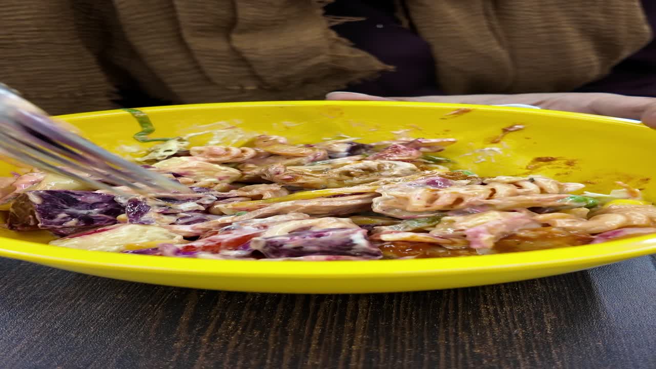 파스타 러드를 먹는 사람