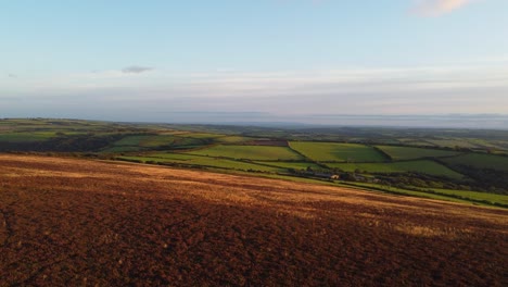 Imágenes-De-Drones-Aéreos-De-Rápido-Aumento-Con-Brezo-Púrpura-Y-Campos-Ondulados-Verdes-En-North-Devon-Reino-Unido-4k