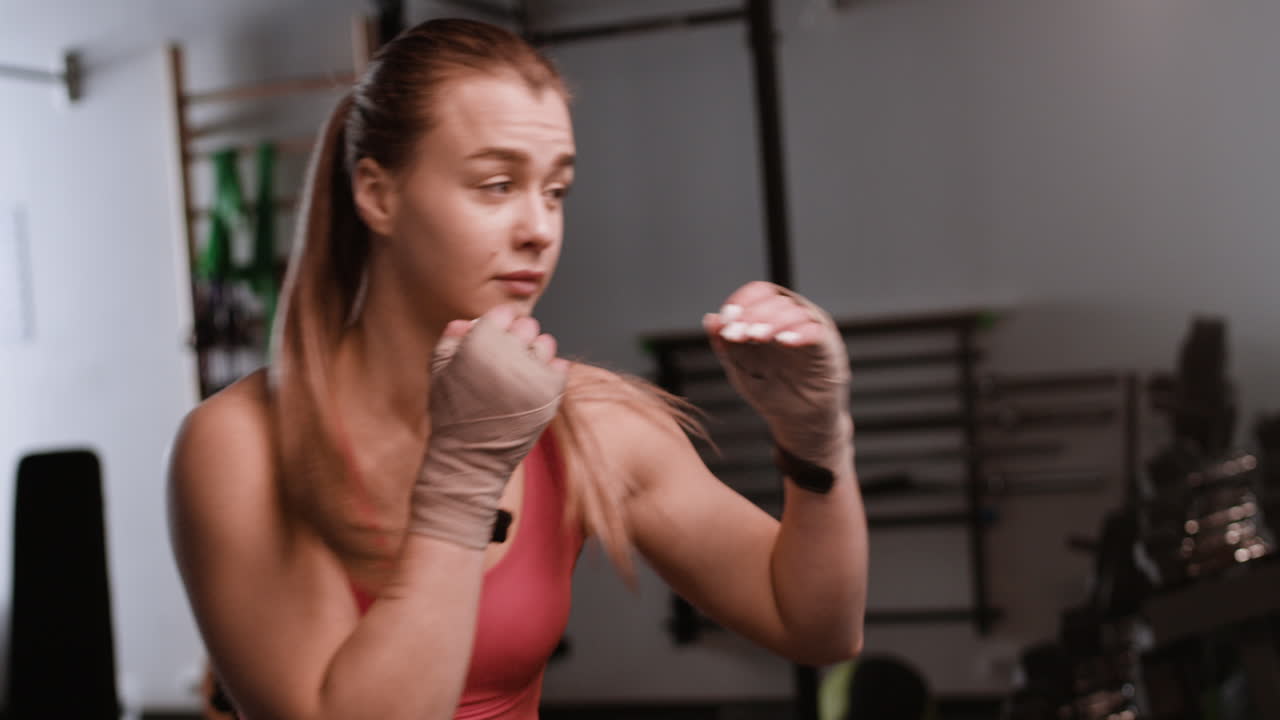 체육관에서 여자 권투 훈련