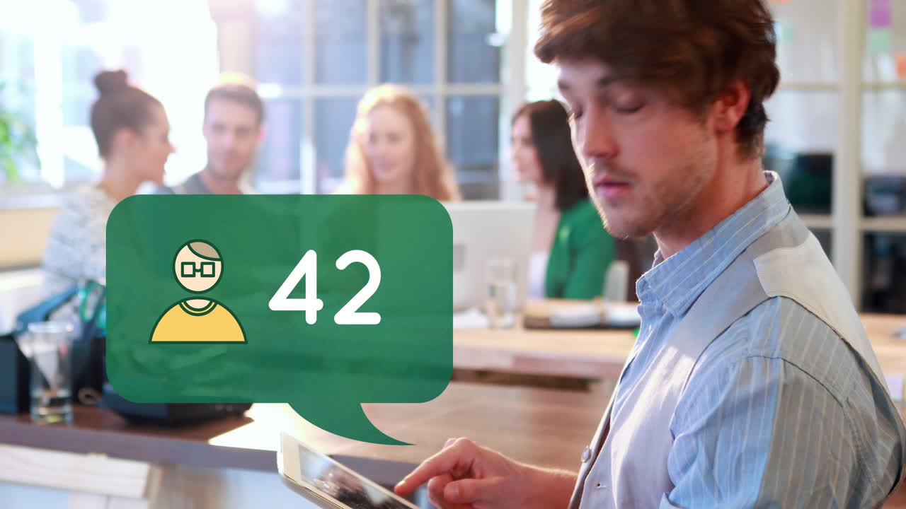 hombre comprobando sus mensajes crecientes 4k